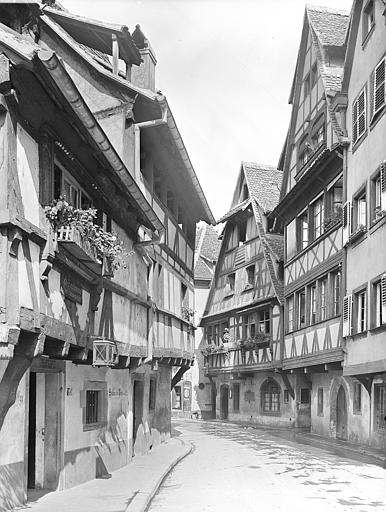 Façade est de la maison des Tanneurs. Vue en perspective de la rue vers l'ouest. Maisons à pans de bois. Enseigne du restaurant Lohkäs