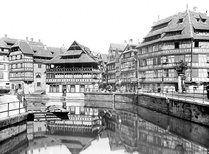 Vue d'ensemble de l'Ill et des maisons à pans de bois. Maison des Tanneurs : Façade sud