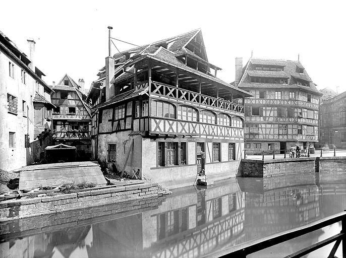 Ensemble sud-ouest. Façade à pans de bois. Vue de l'autre côté de l'Ill