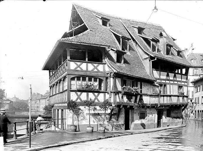 Ensemble sud-est de la maison des Tanneurs. Façade à pans de bois. Vue de l'Ill