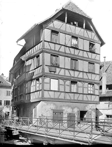 Façade sud à pans de bois. Passerelle