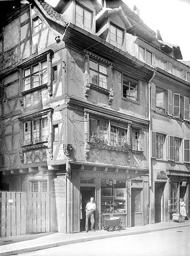 Façade sur rue à pans de bois. Commerces