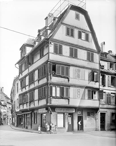 Façade sur rue. Commerces