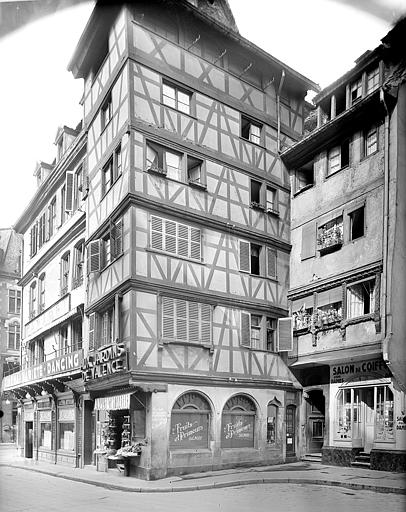 Façade à pans de bois sur rue. Commerces