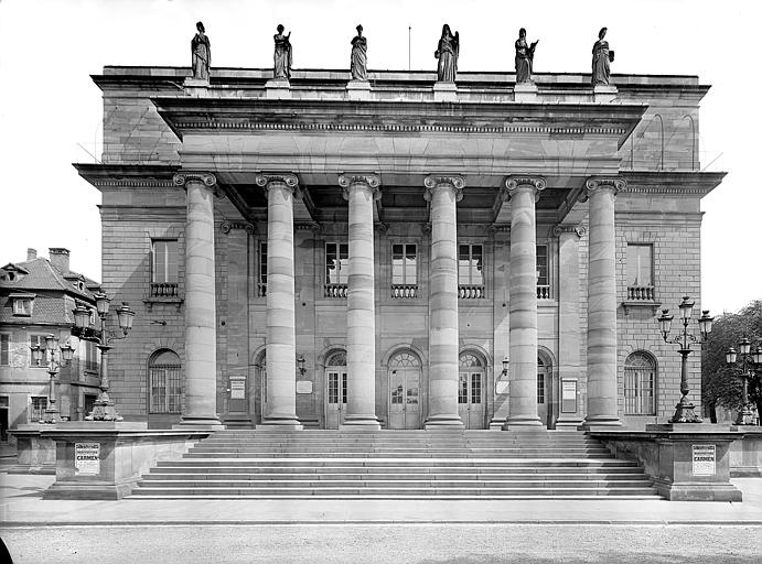 Façade principale à colonnes ioniques surmontée des statues des Muses