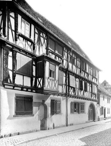 Façade à pans de bois et à oriel sur rue