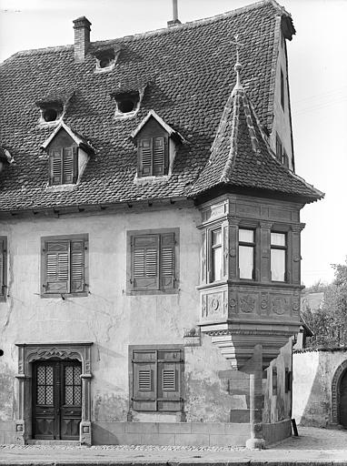 Façade sur rue. Oriel d'angle en pierre sculptée