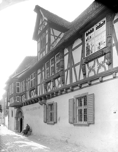 Façade à pans de bois et à oriel sur rue vue du côté droit