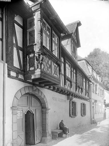 Façade à pans de bois et à oriel sur rue vue du côté gauche