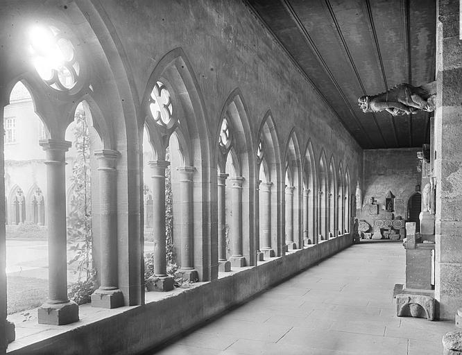 Vue intérieure d'une galerie du cloître. Sculptures