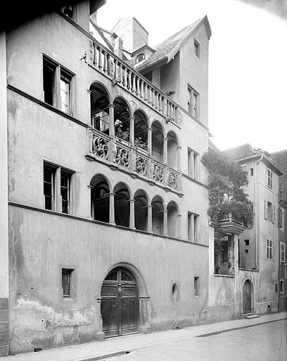 Façade sur rue à galeries superposées