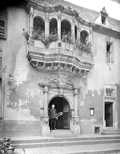 Façade sur rue. Détail du portail et de la loggia