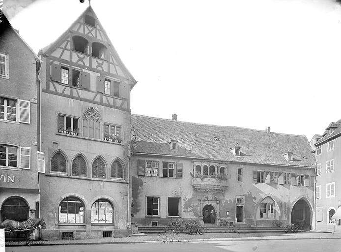 Vue d'ensemble des façades donnant sur la place