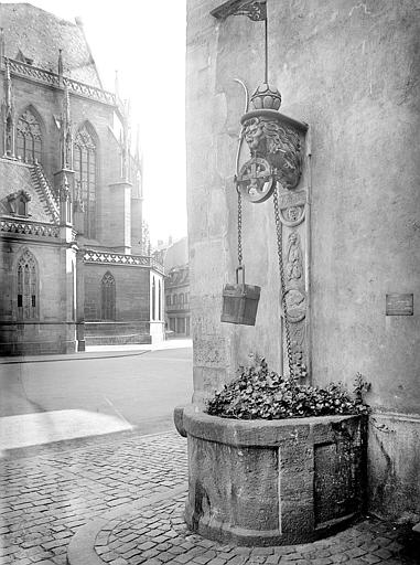 Vieux puits adossé à la façade ouest de la maison Adolph