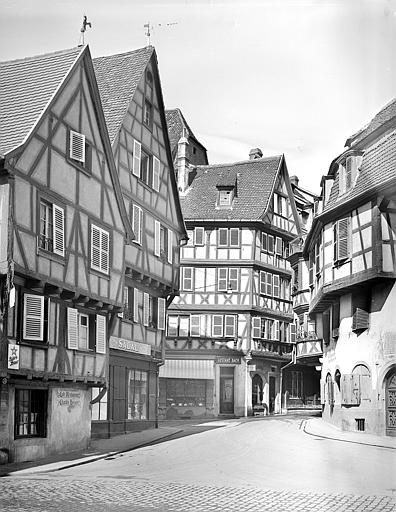 Vue d'ensemble de la rue. A droite, la maison dite Chez Hansi. Façades à pans de bois