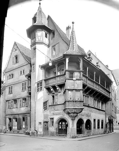 Ensemble sur rue. Façade à pans de bois ou peintes. Oriel d'angle