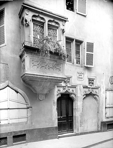 Façade sur rue : Porte d'entrée et oriel en pierre