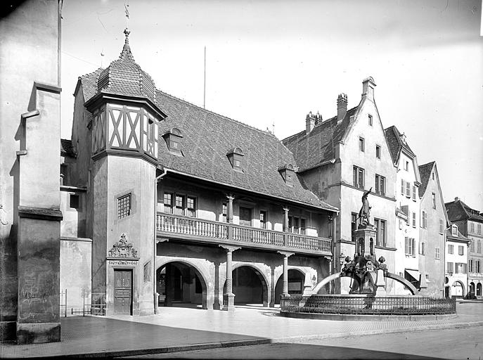 Façade donnant sur la place du bâtiment annexe. Fontaine surmontée d'une sculpture de Bartholdi