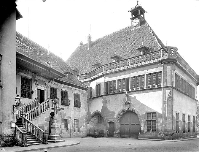 Façade du corps principal : Deux porches gothiques. Bâtiment faisant angle avec le bâtiment annexe dont la façade est pourvue d'un escalier Renaissance. Devant l'escalier : Colonne du Pont des Bouchers