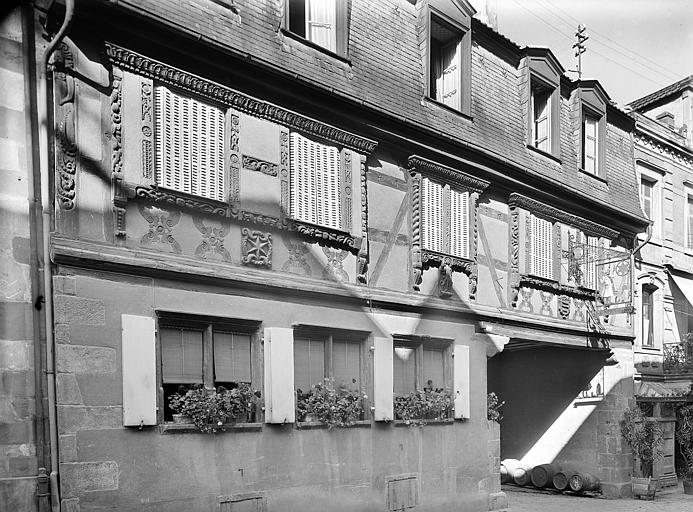 Façade sur rue de l'ancienne hostellerie. Décor sculpté et enseigne