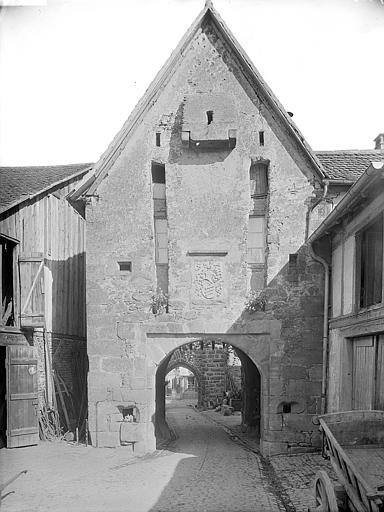 Porte haute, côté campagne. Armoiries sculptées. Emplacement de l'ancien pont-levis et meurtrières