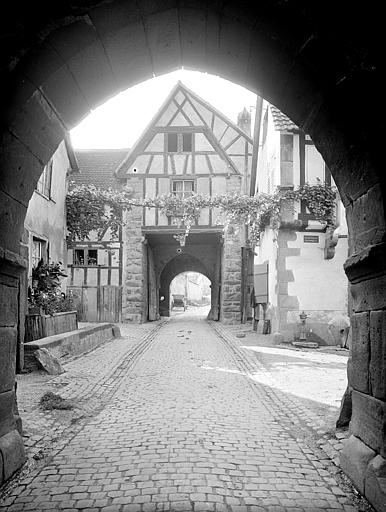 Porte haute, côté ville. Façade à pans de bois vue depuis le passage du Dolder