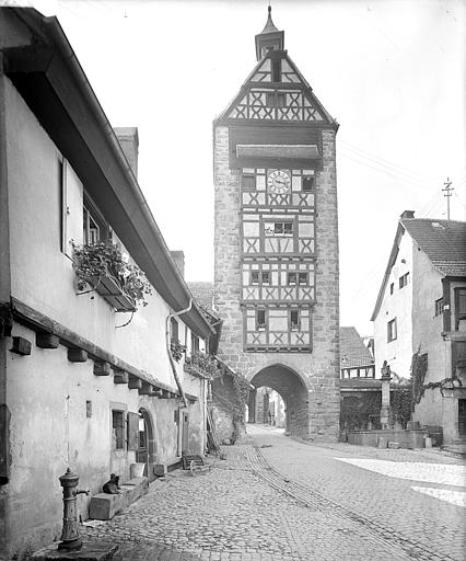 Dolder : Vue d'ensemble du Dolder, côté ville. Sur le côté droit, la Fontaine de la Sinne