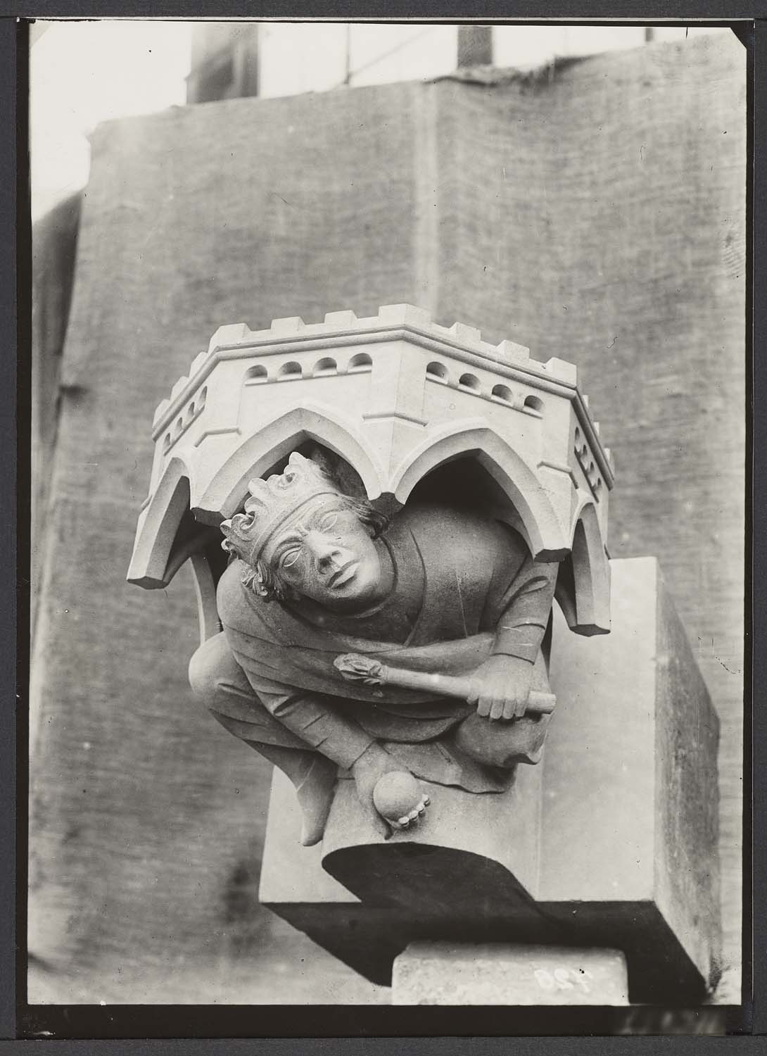 Portail néo-gothique de la façade ouest : console des grandes statues