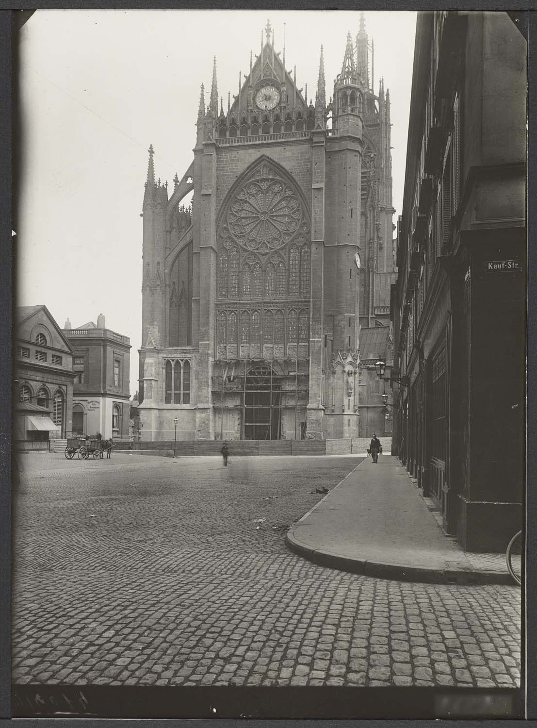 Vue de l’angle de la rue du Marché et de la place de la Cathédrale