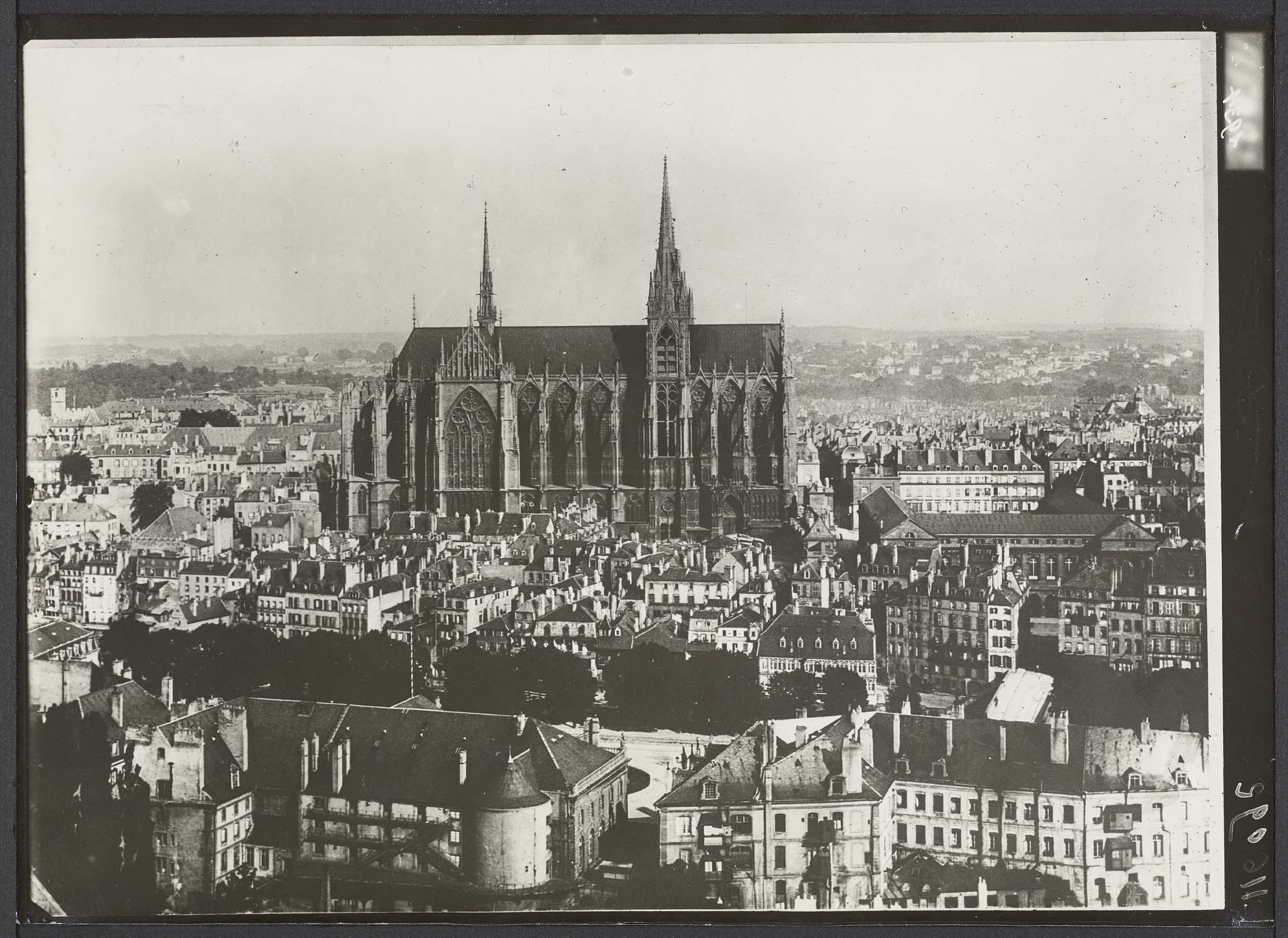 Façade nord vue de la tour de l'église garnison avec nouvelles flèches projetées