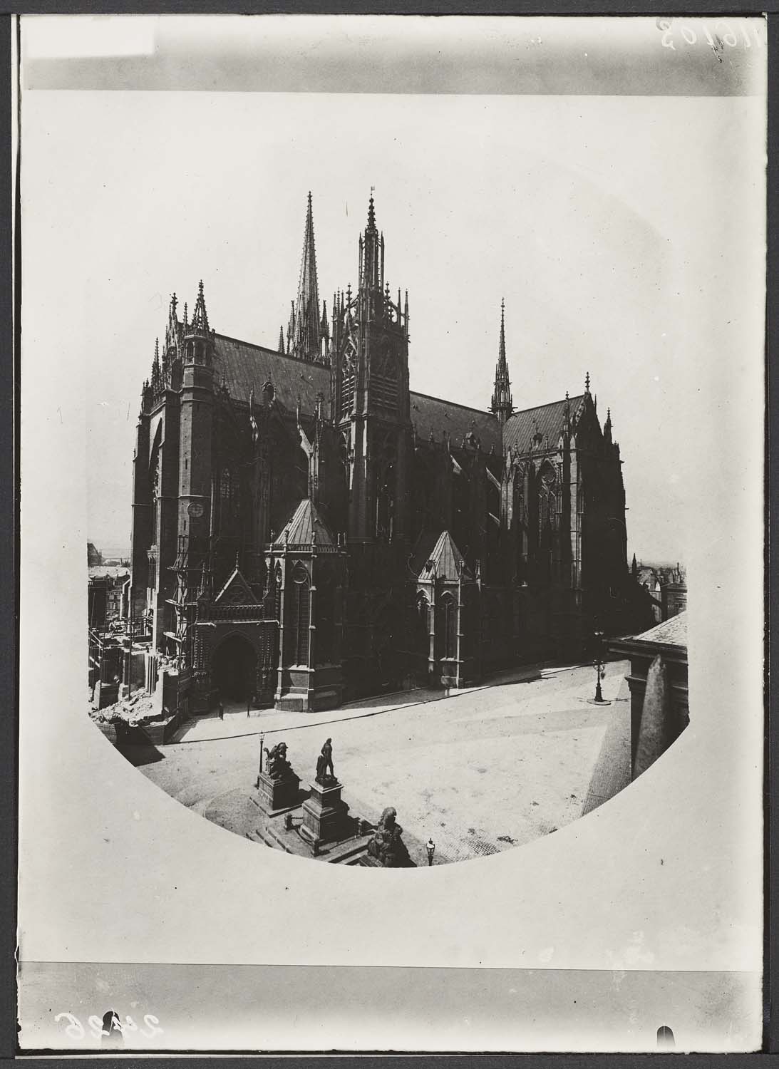 Flèche et campanile vus de la place d'Armes