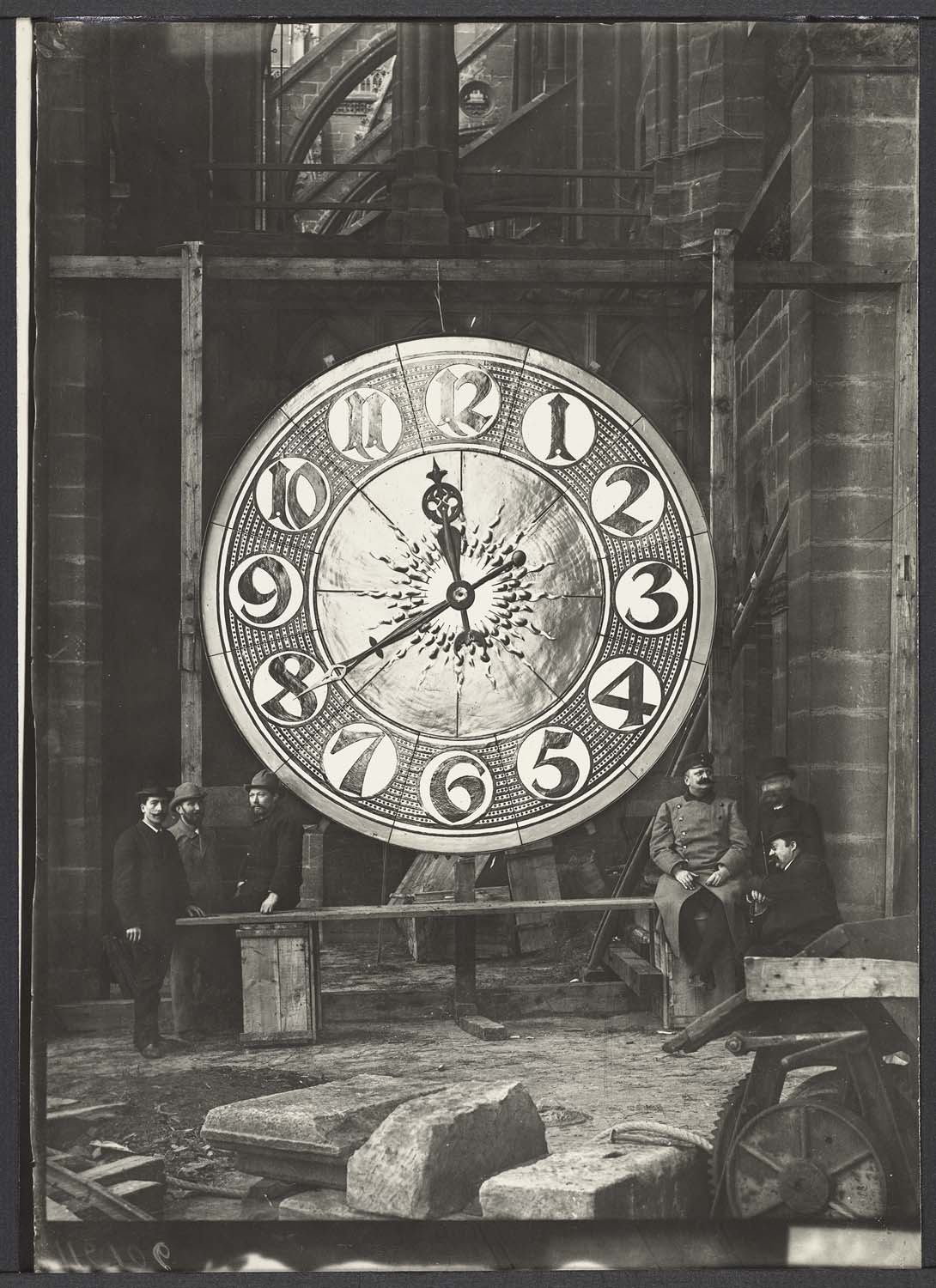 Façade ouest. Horloge du nouveau pignon avec groupe de personnages