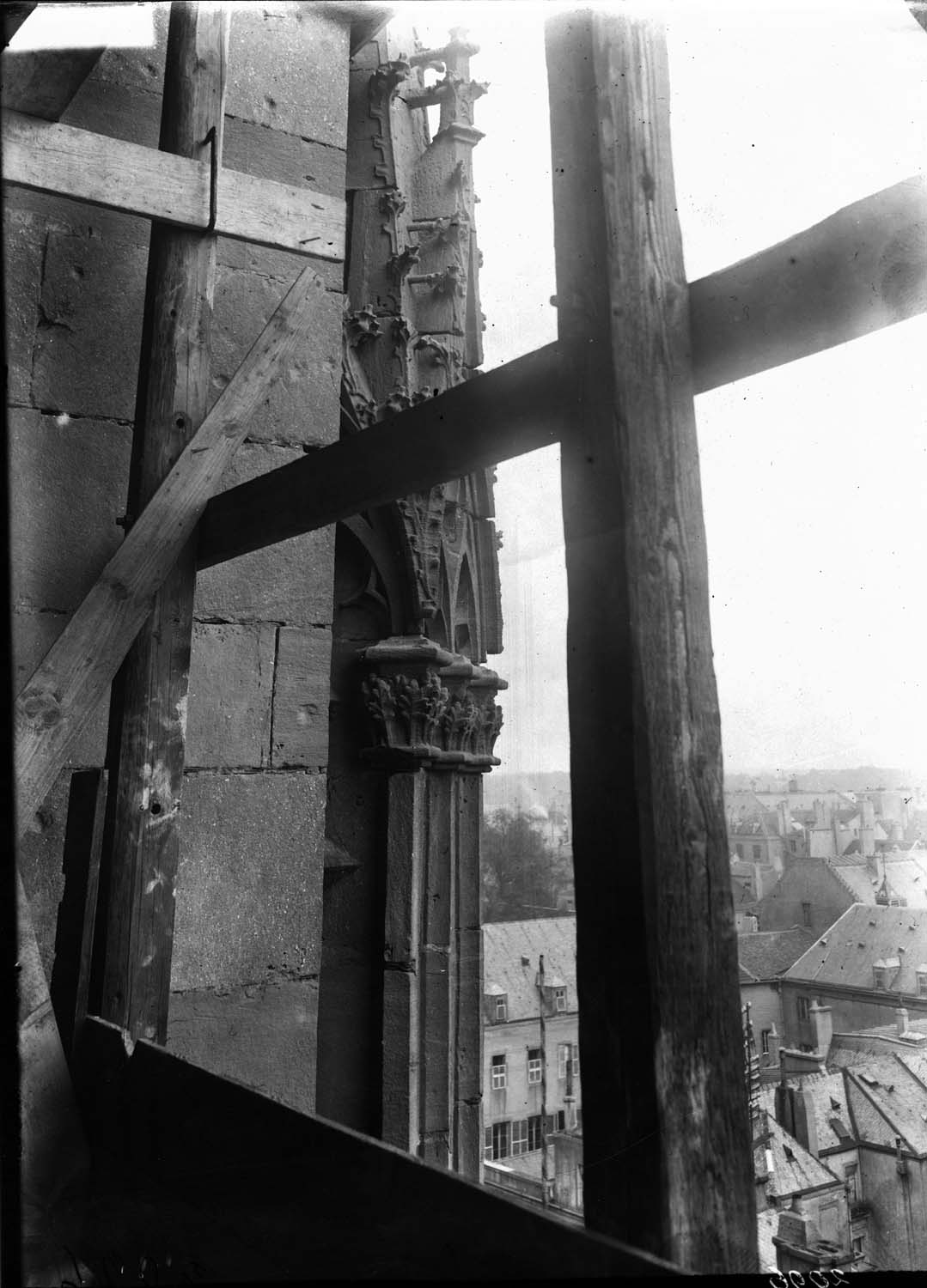 Pinacle : partie inférieure du contrefort sud-ouest du transept sud. Face latérale