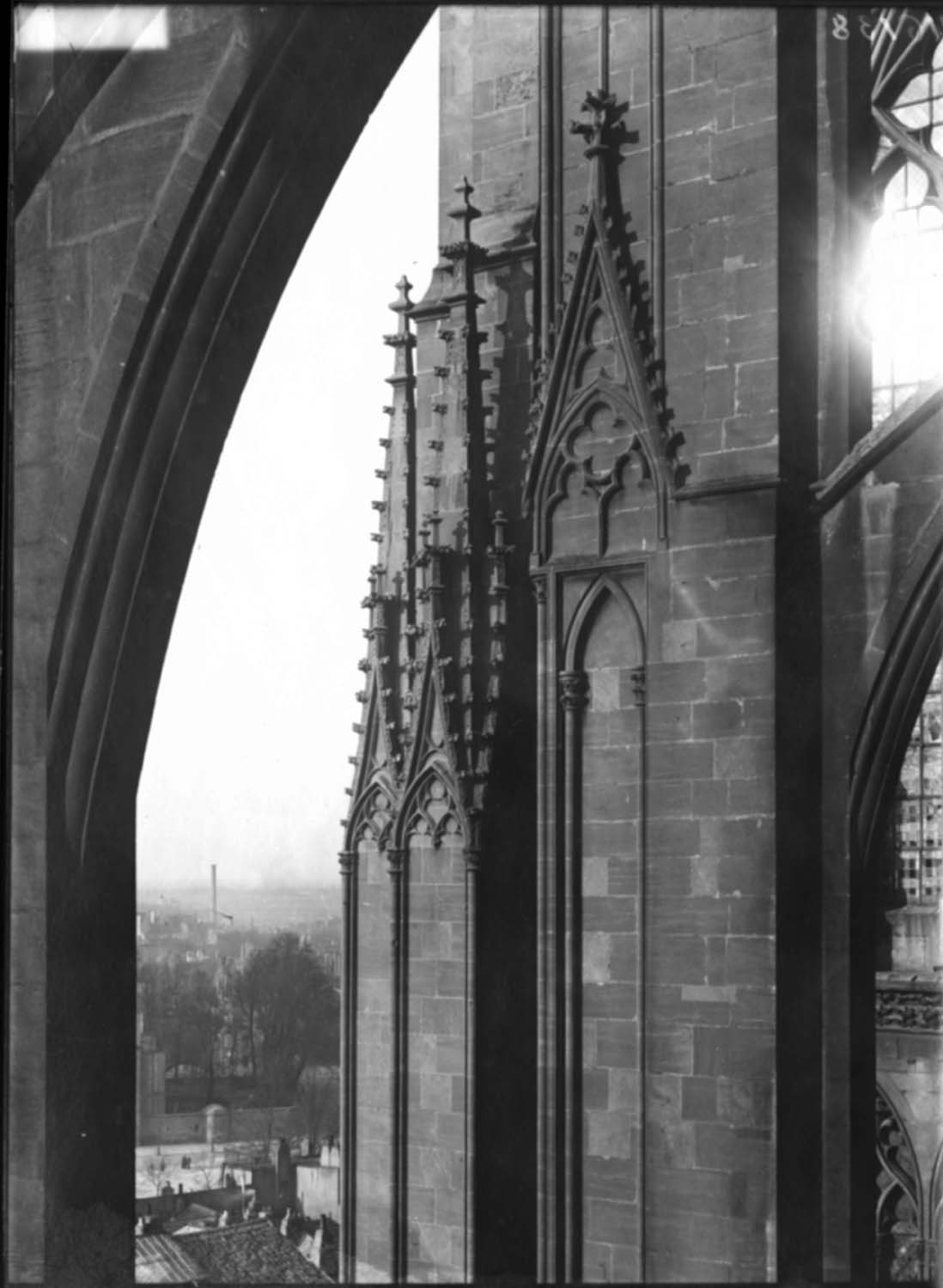 Partie du contrefort entre la tour du Chapitre et le transept