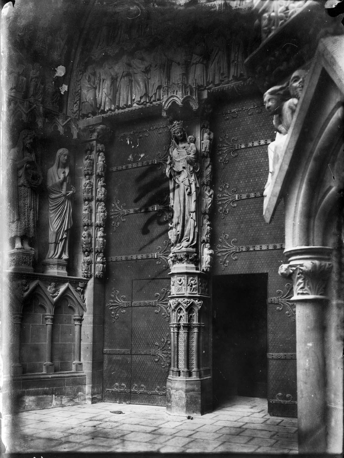 Vierge du portail Notre-Dame-la-Ronde