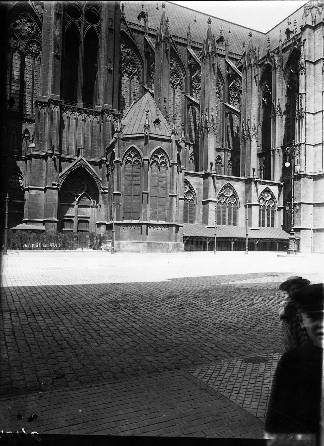 Contrefort entre le transept et la tour de la Mutte