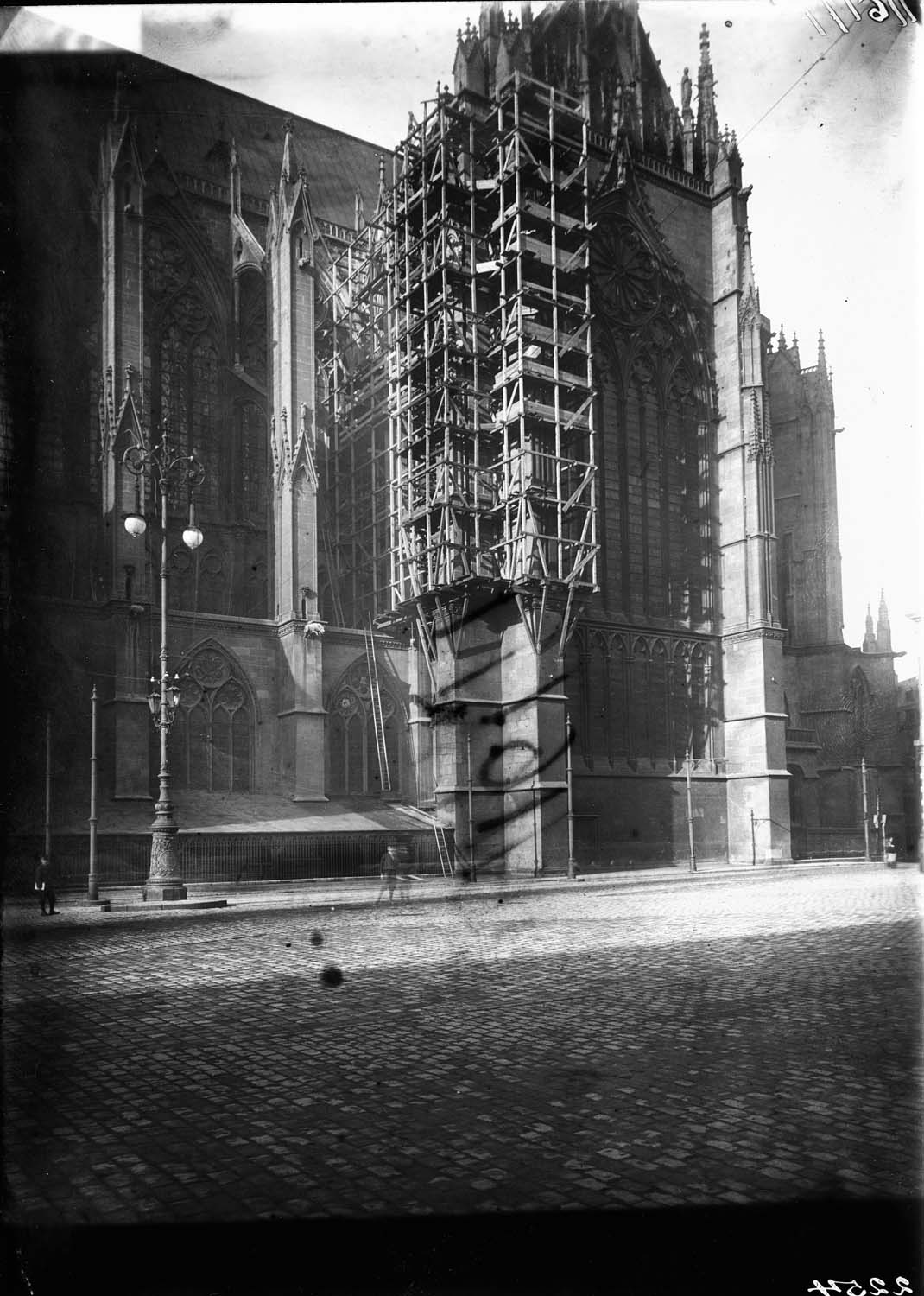 Vue d'ensemble des travaux de restauration de l'angle ouest du transept sud