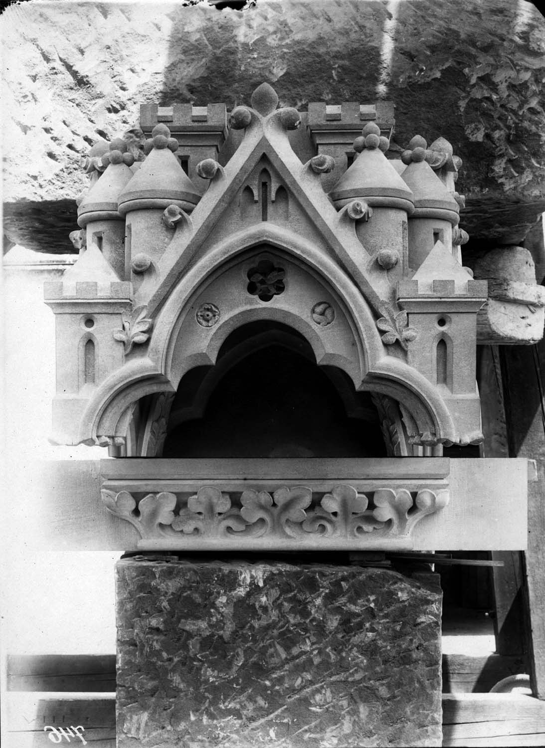 Tourelle de l'horloge : console et baldaquins de la grande statue