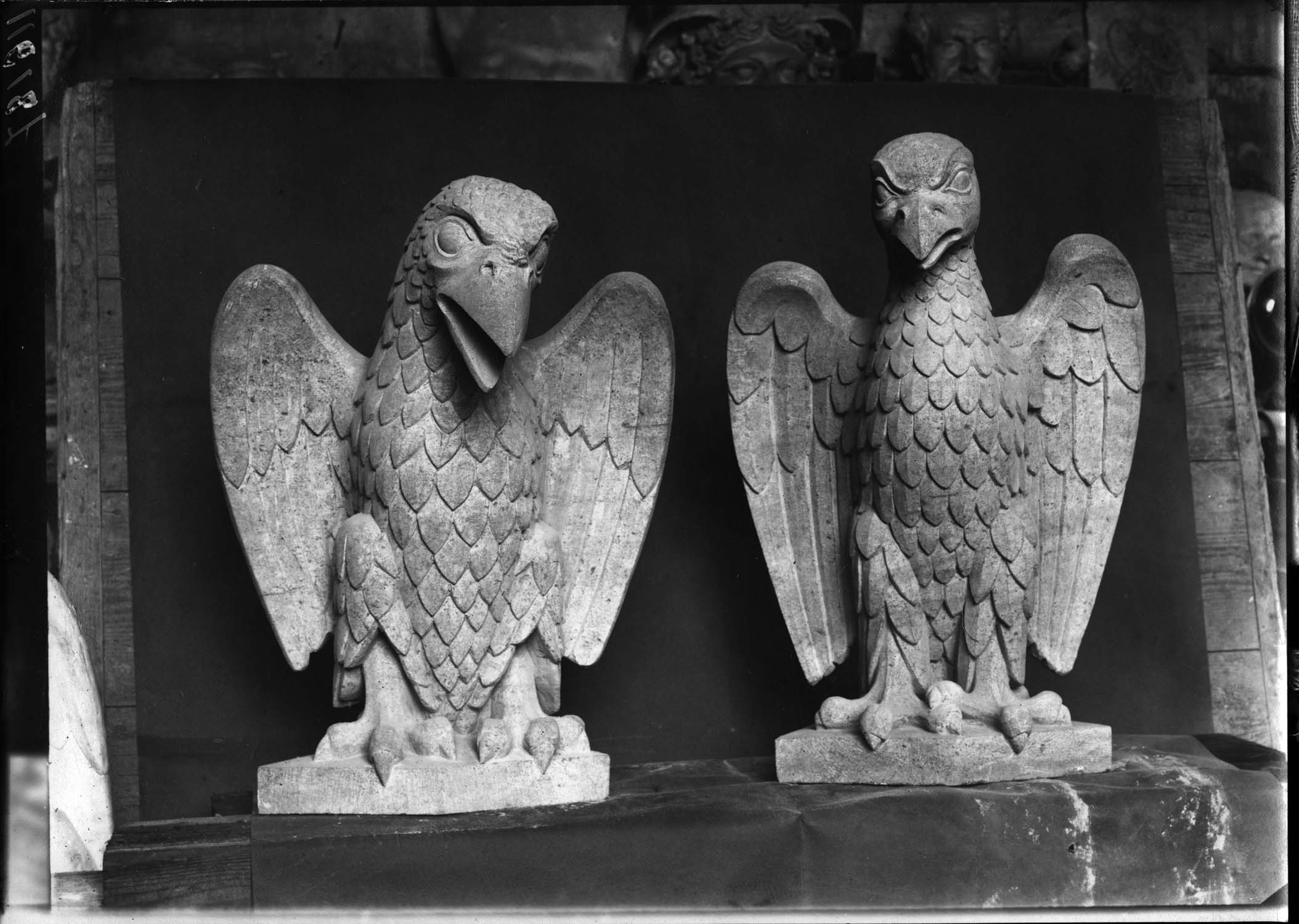 Tourelle de l'horloge : deux oiseaux couronnant l'arcature