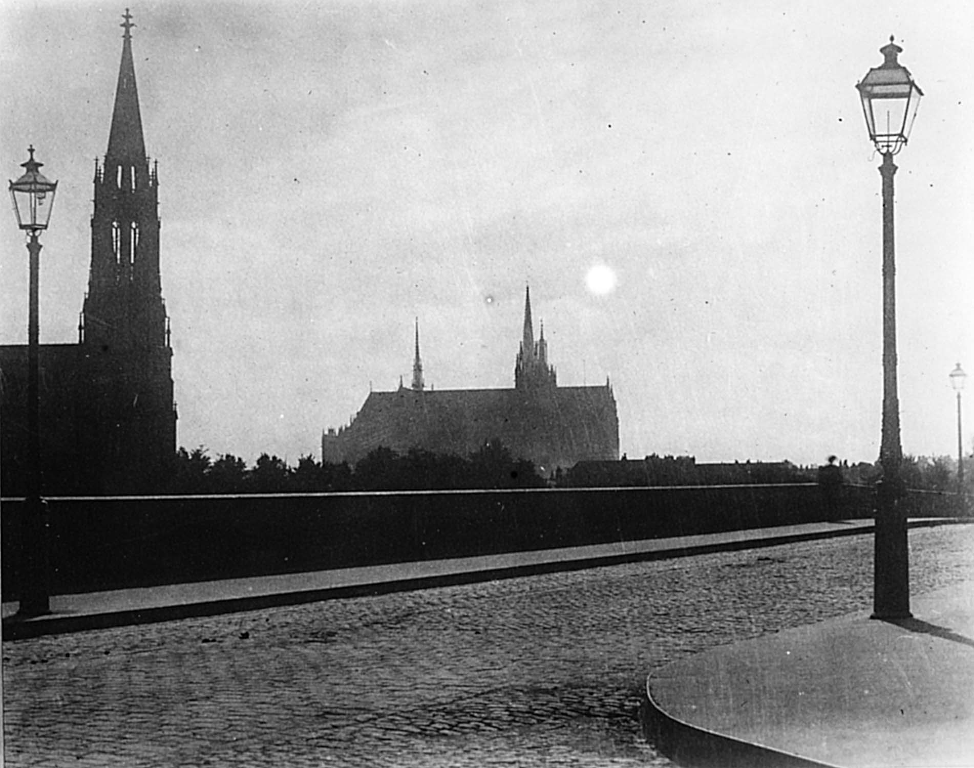 Perspective prise du pont des Morts avec la flèche et le campanile