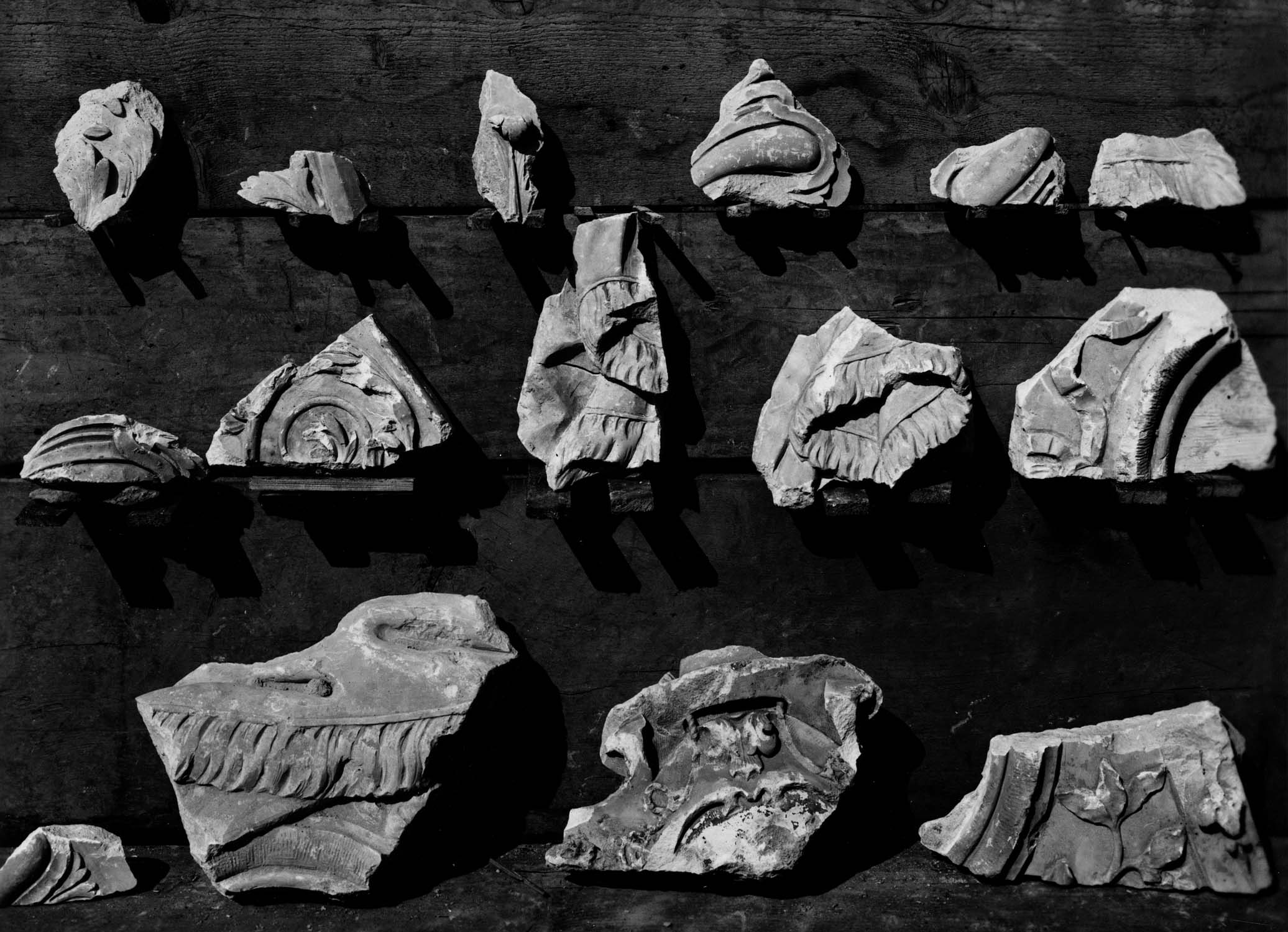 Fragments de monuments funéraires et épitaphe