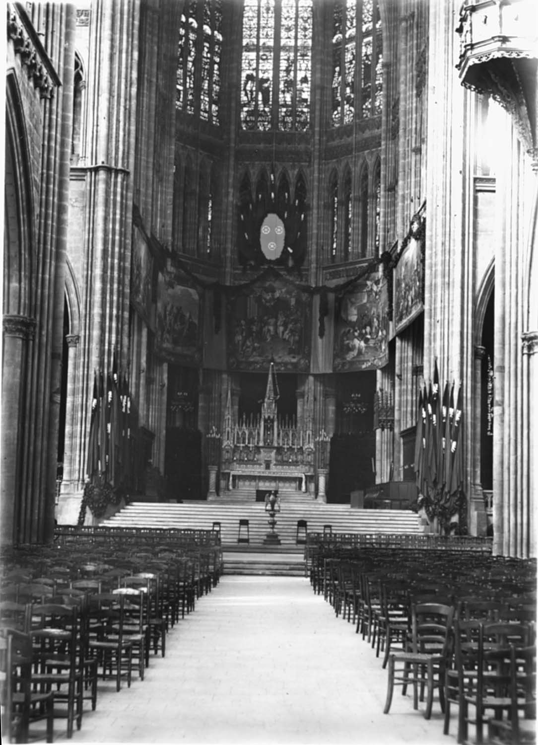 Décoration du choeur à l’occasion des fêtes de Bossuet