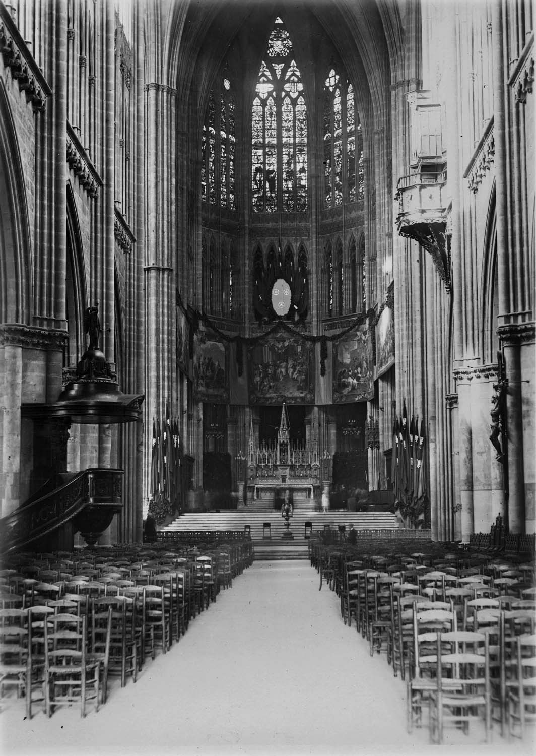 Décoration du choeur à l’occasion des fêtes de Bossuet