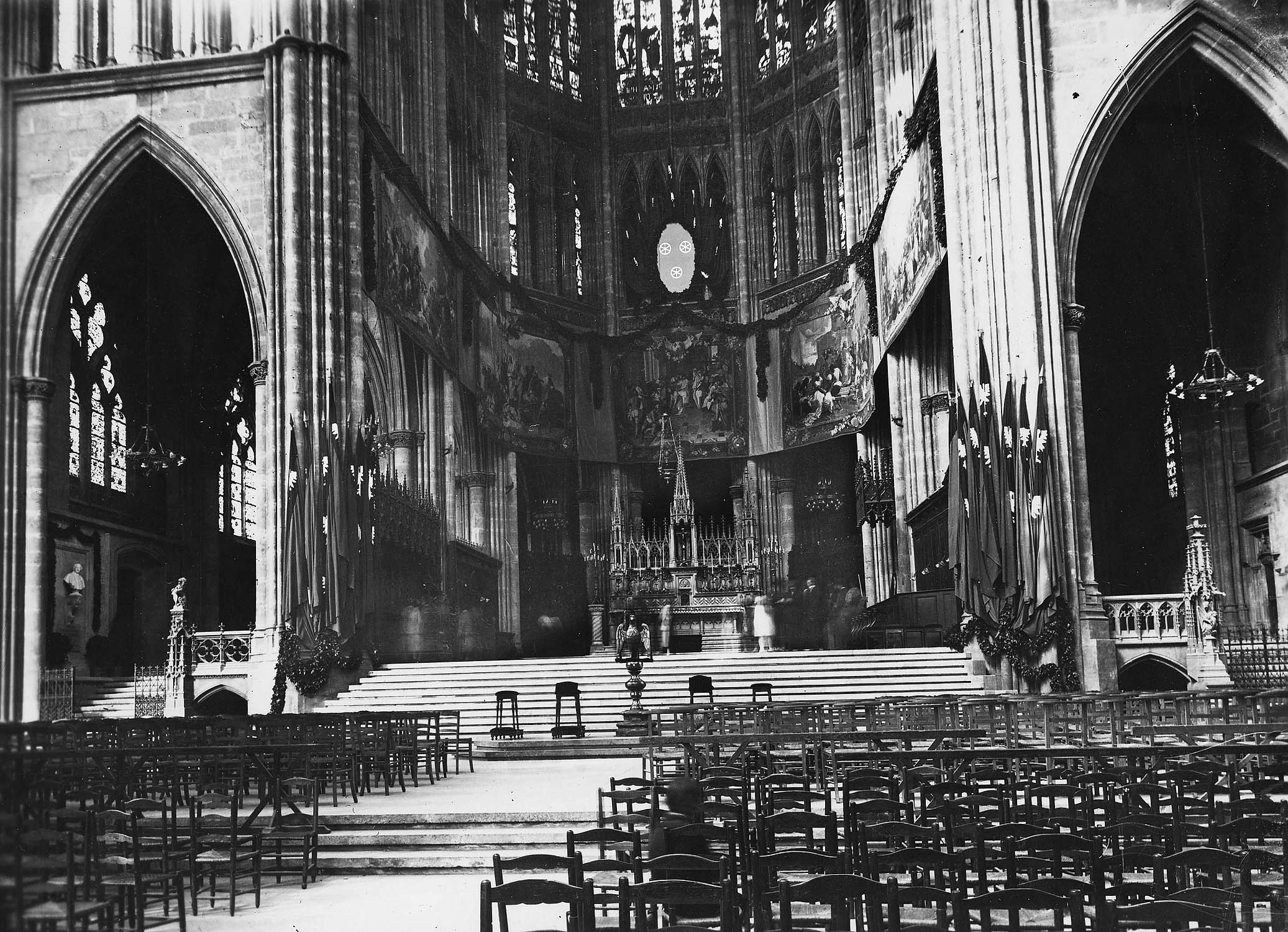 Décoration du choeur à l’occasion des fêtes de Bossuet