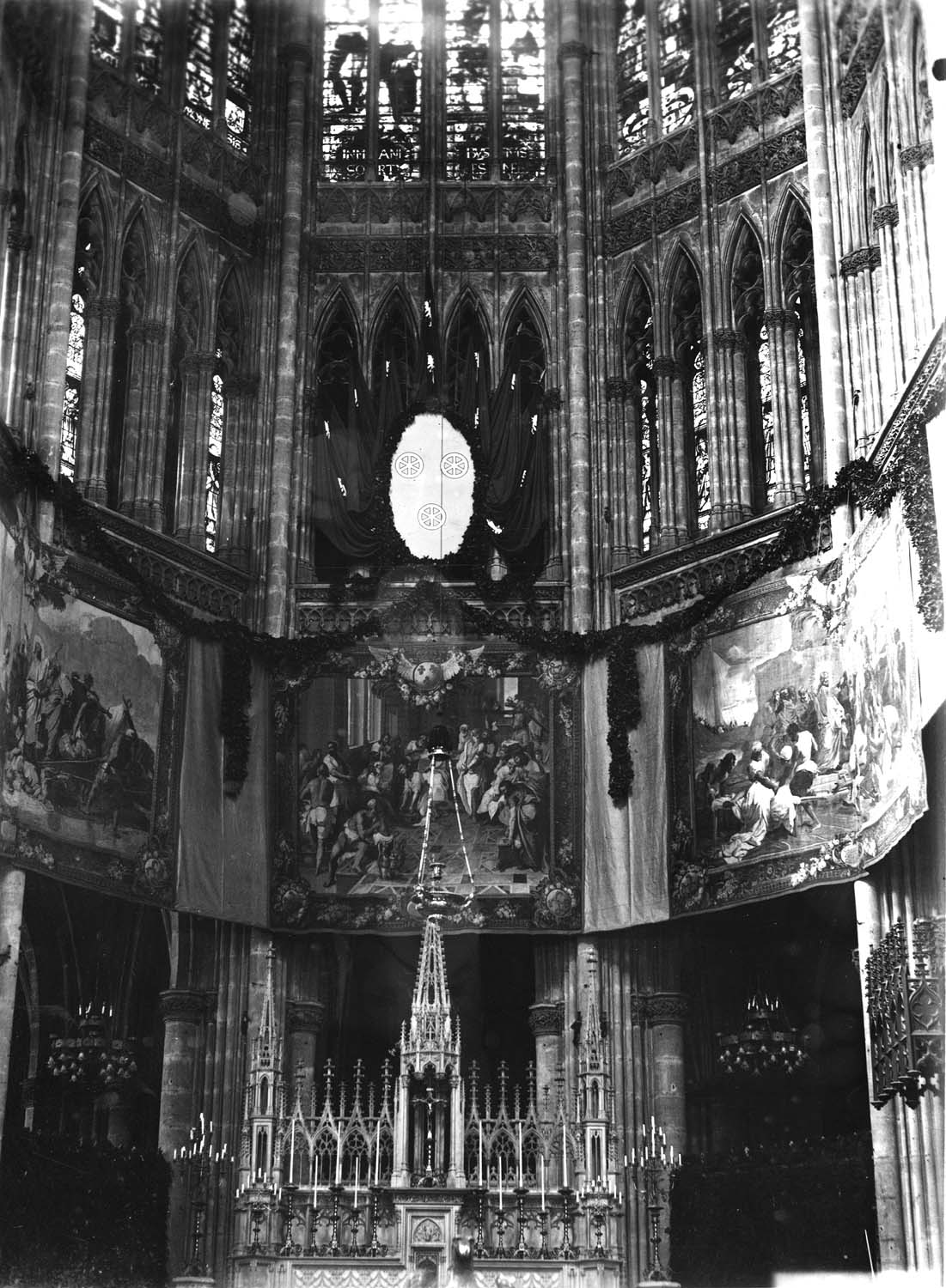 Décoration du choeur à l’occasion des fêtes de Bossuet