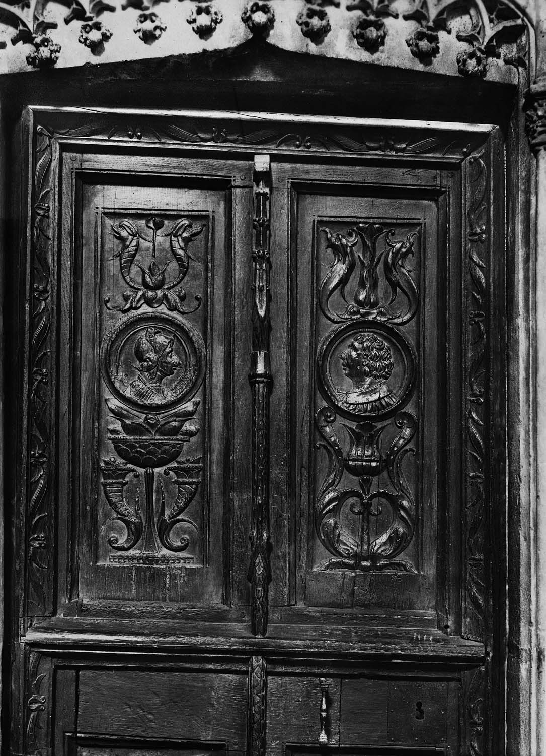 Détail de la porte renaissance de la sacristie sud