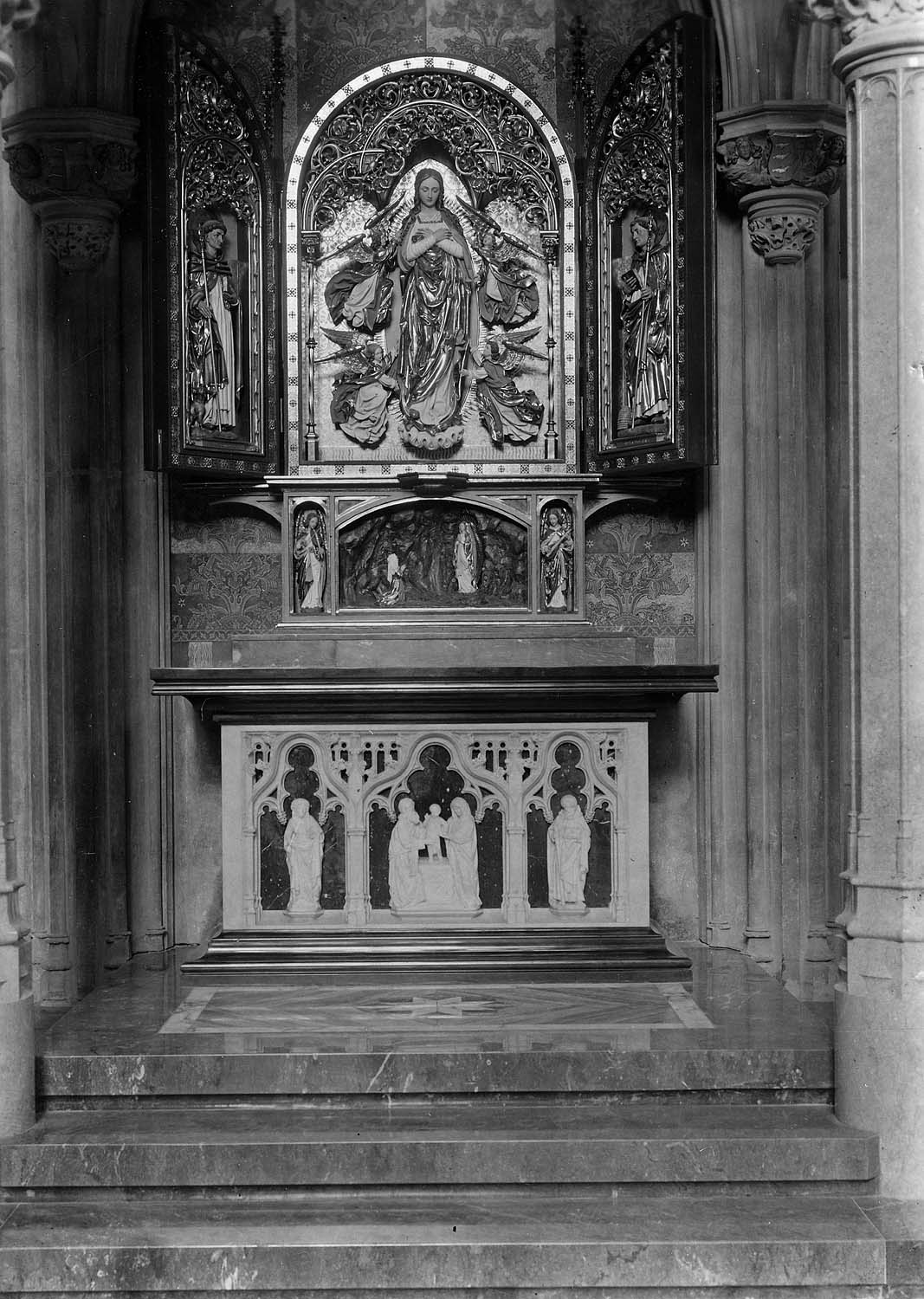 Nouvel autel dédié à Notre-Dame de Lourdes avec le retable ouvert