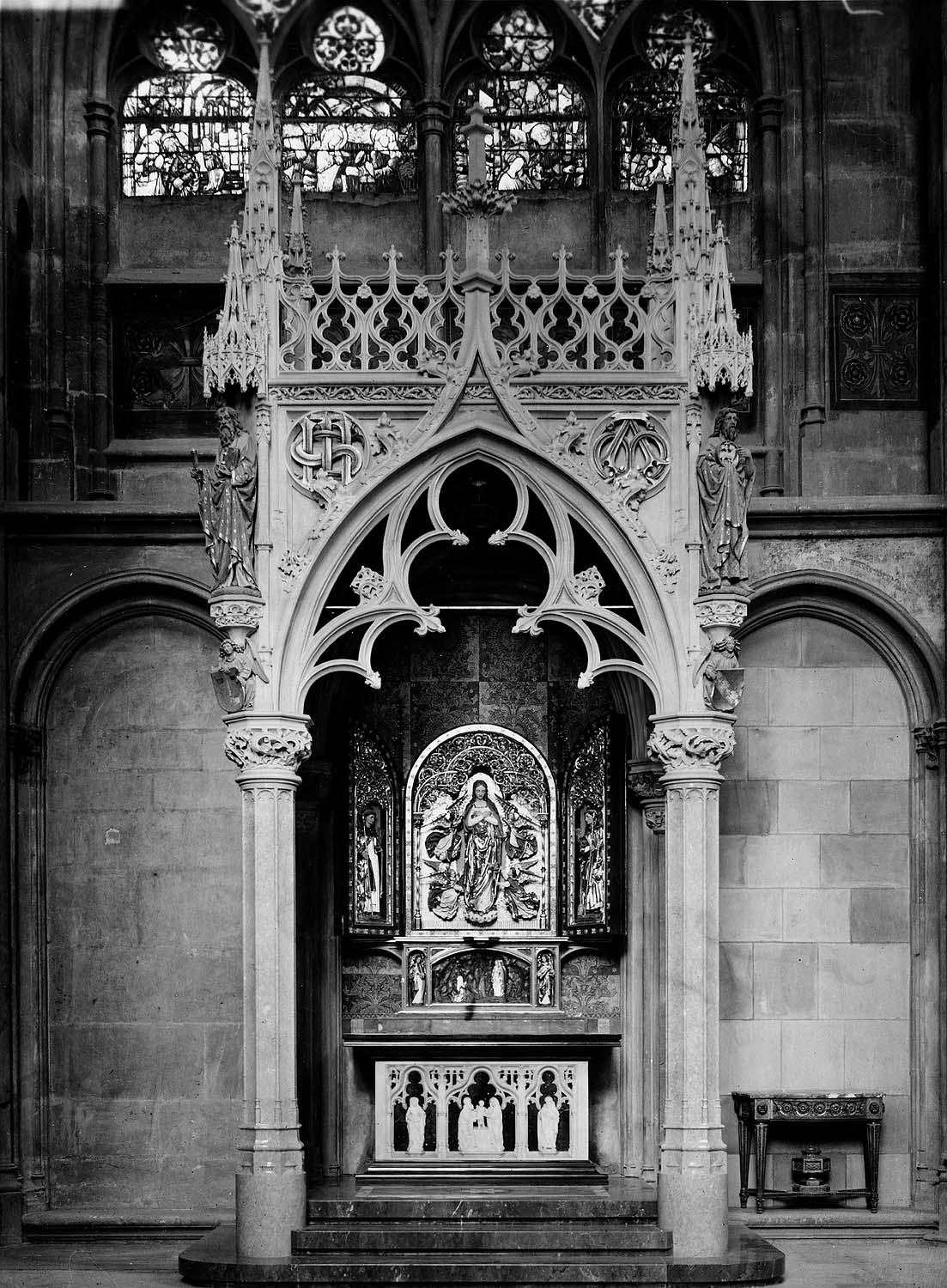 Nouvel autel dédié à Notre-Dame de Lourdes avec le retable ouvert