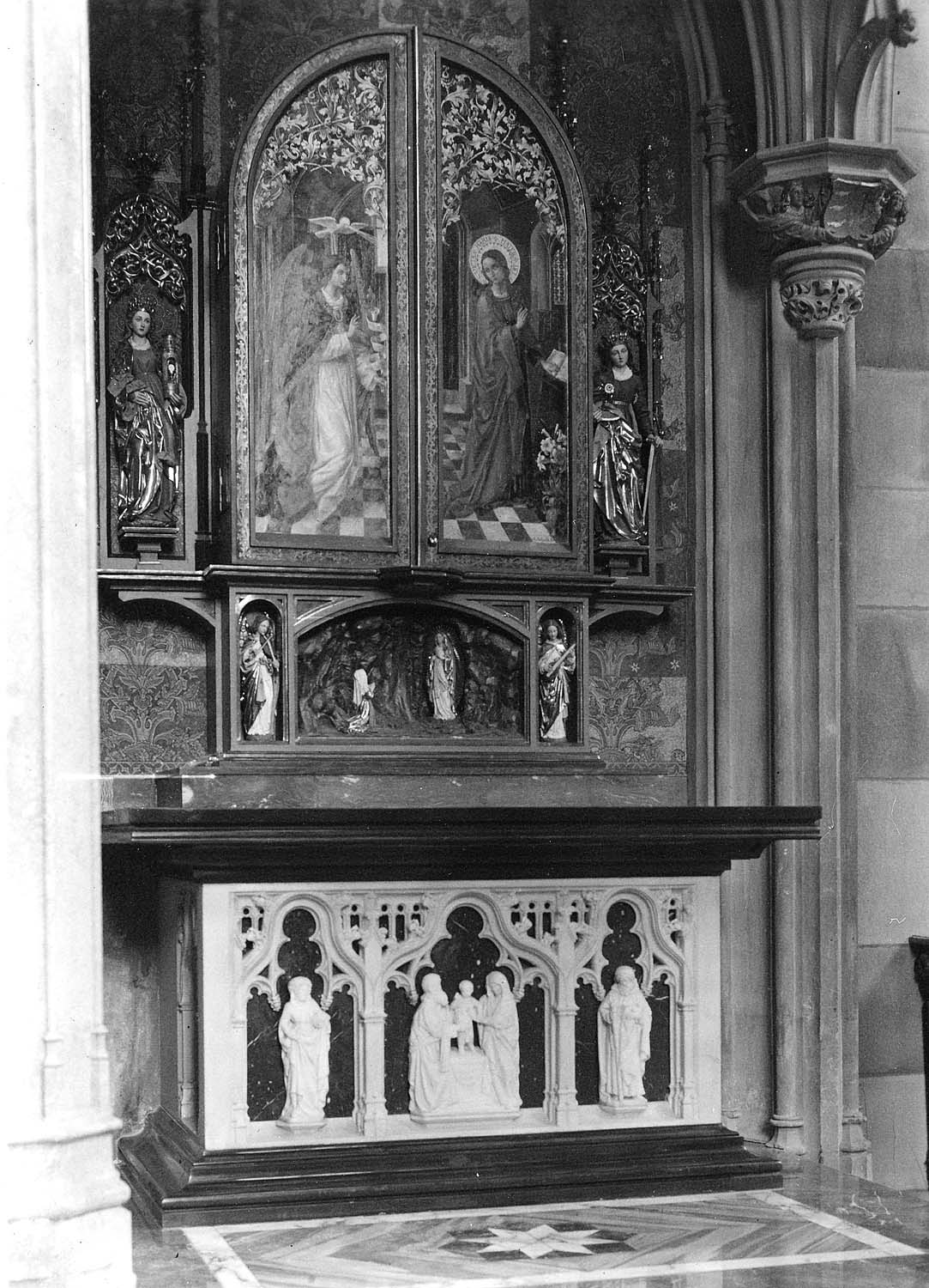 Nouvel autel dédié à Notre-Dame de Lourdes avec le retable fermé