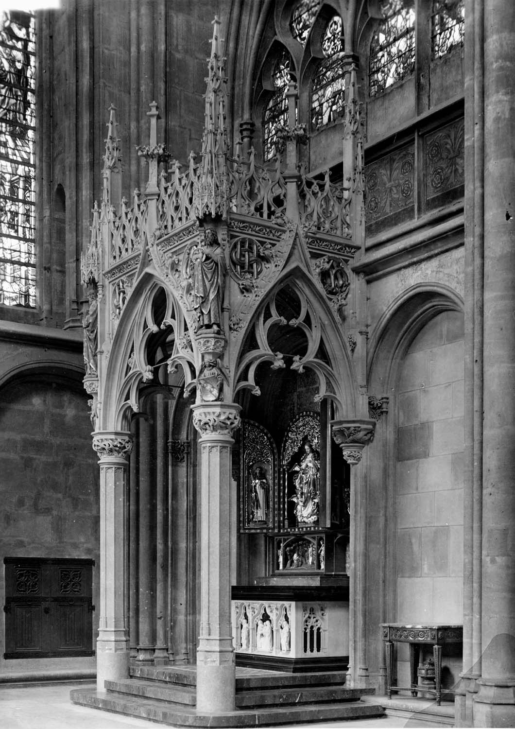 Nouvel autel dédié à Notre-Dame de Lourdes avec le retable ouvert